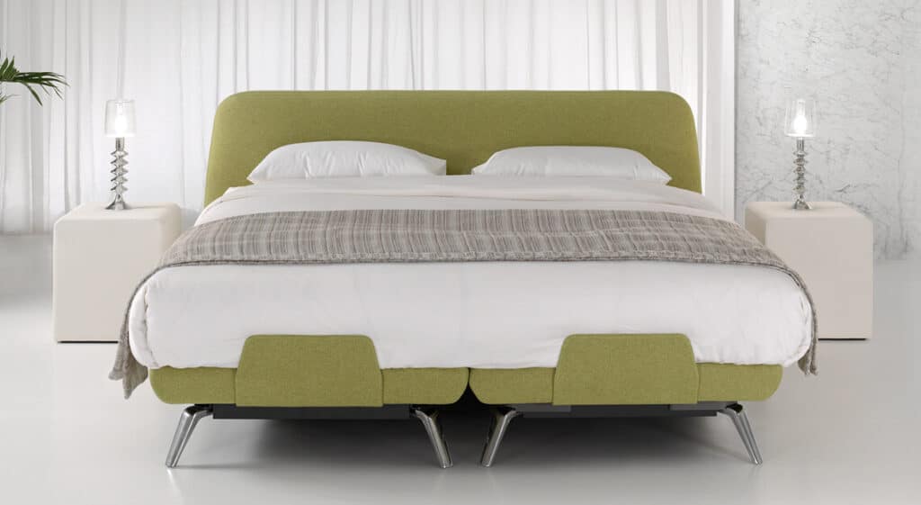 Luxe moderne slaapkamer met boxspring bed, stoffen stalen en meetlint voor ergonomische slaapoplossingen