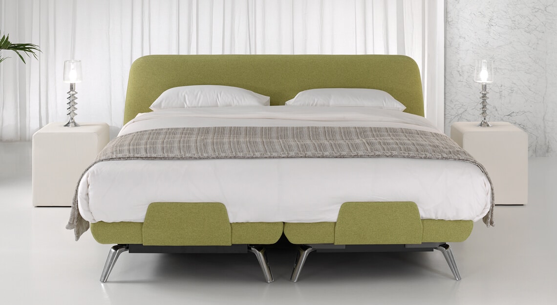 Luxe moderne slaapkamer met boxspring bed, stoffen stalen en meetlint voor ergonomische slaapoplossingen